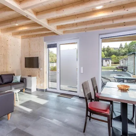 Inviting Bungalow In With Terrace Semesterbostad *
